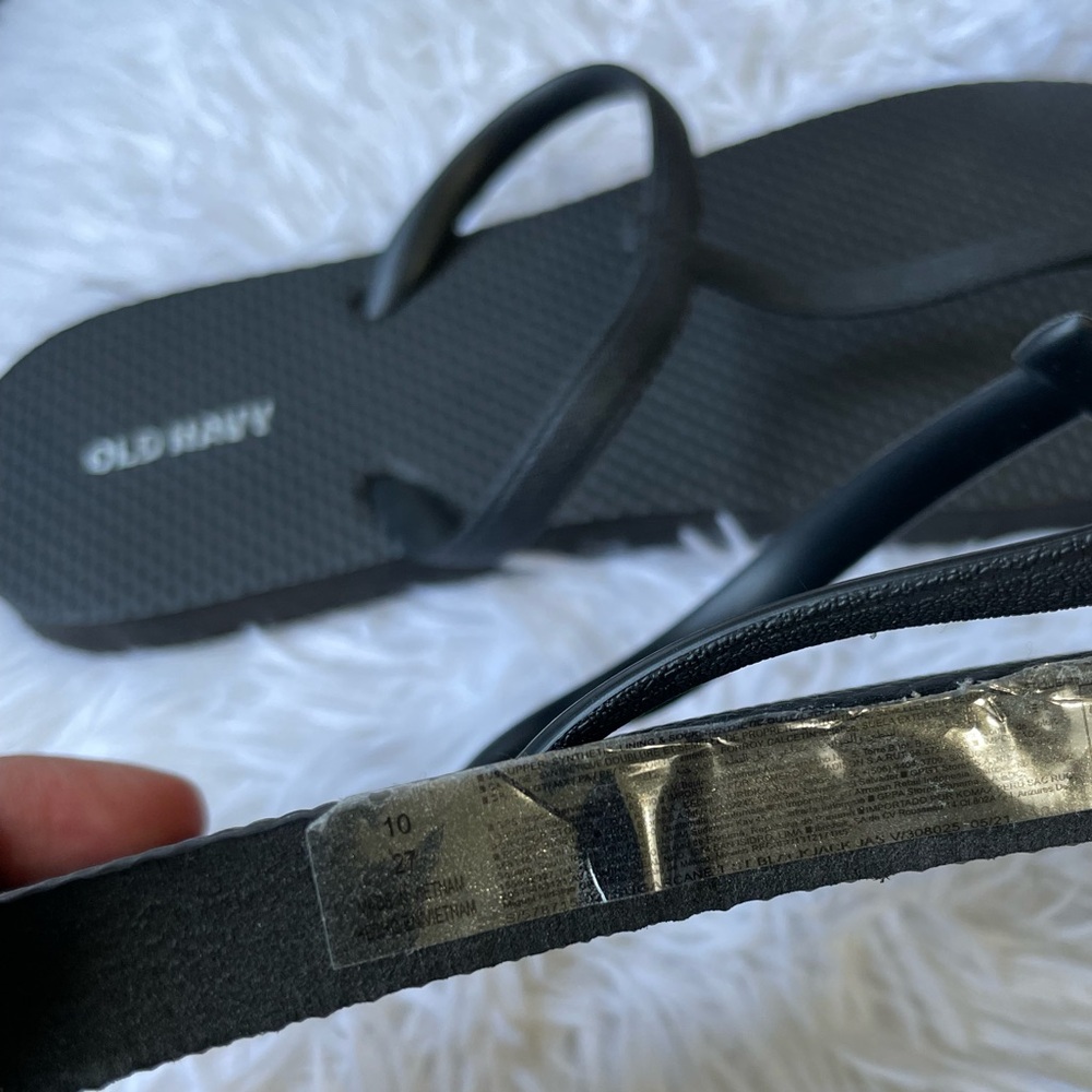 Old Navy T-Strap Flip Flops 🖤 - Picture 4 of 5